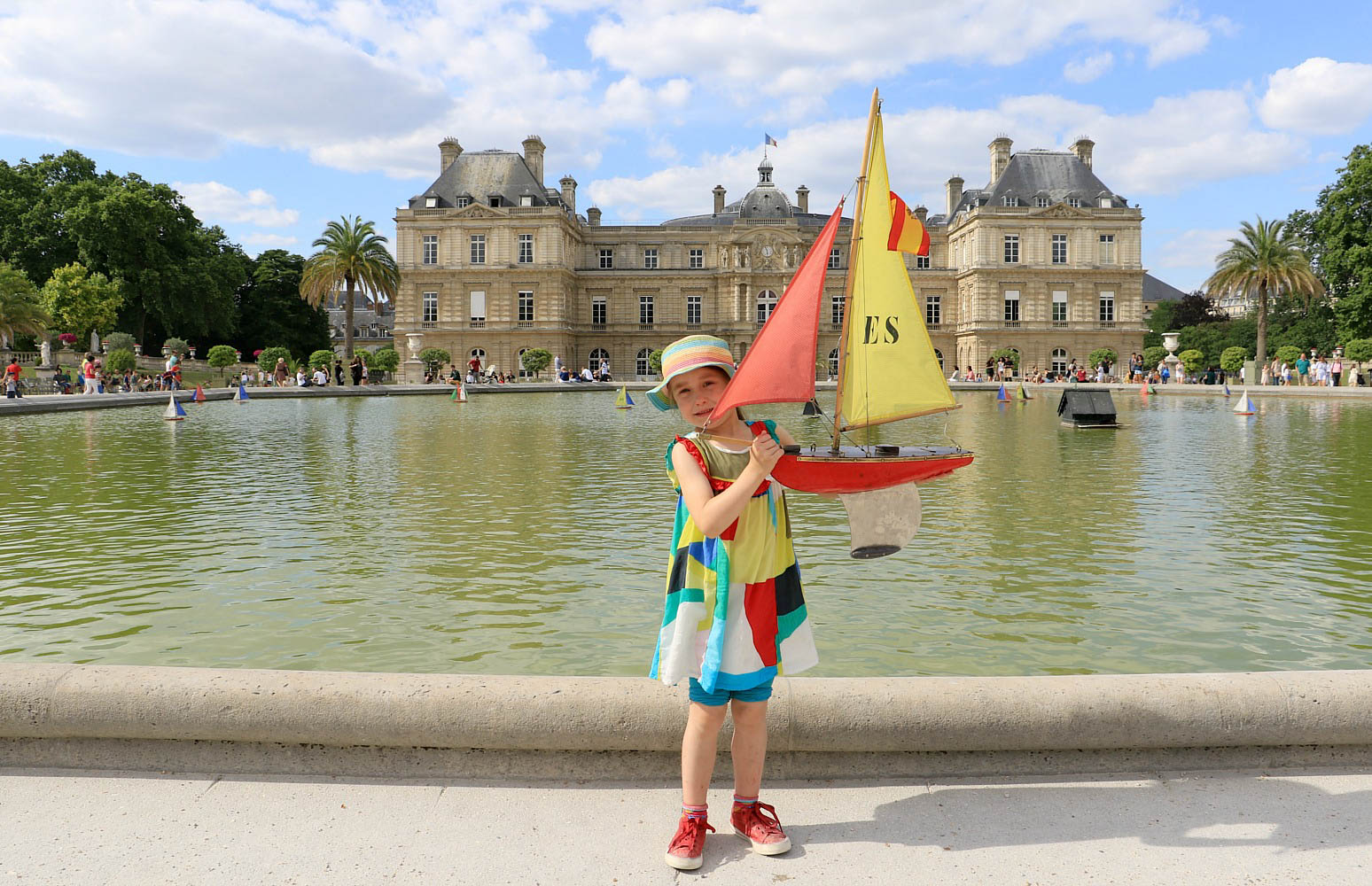 sailboats luxembourg gardens