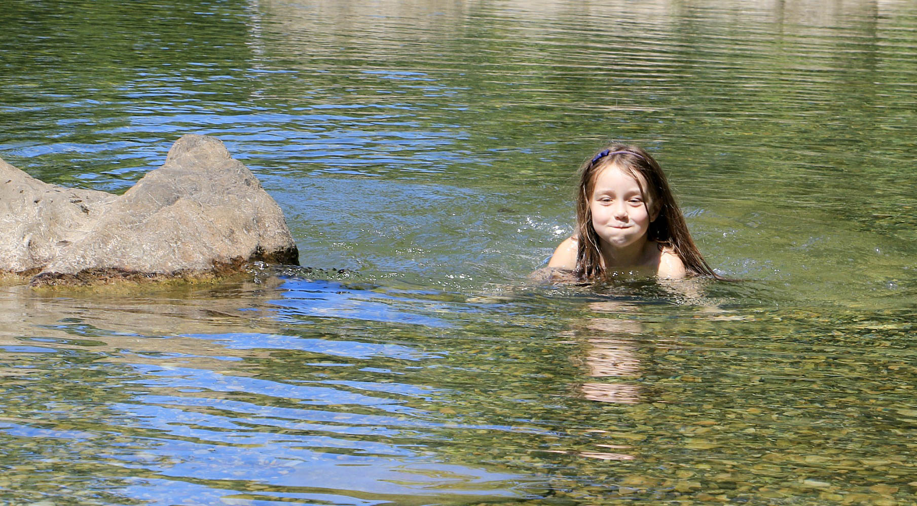 Маша купается. Девочки купаются в озере. Девочка купается в речке. Девочки купаются в реке. Девушка плавает в реке.